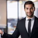 hombre con una llave