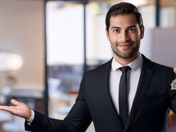 hombre con una llave