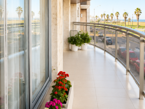 Apartamento De Categoría Frente Al Mar - Rambla Mahatma Gandhi, con patio y tres garajes.